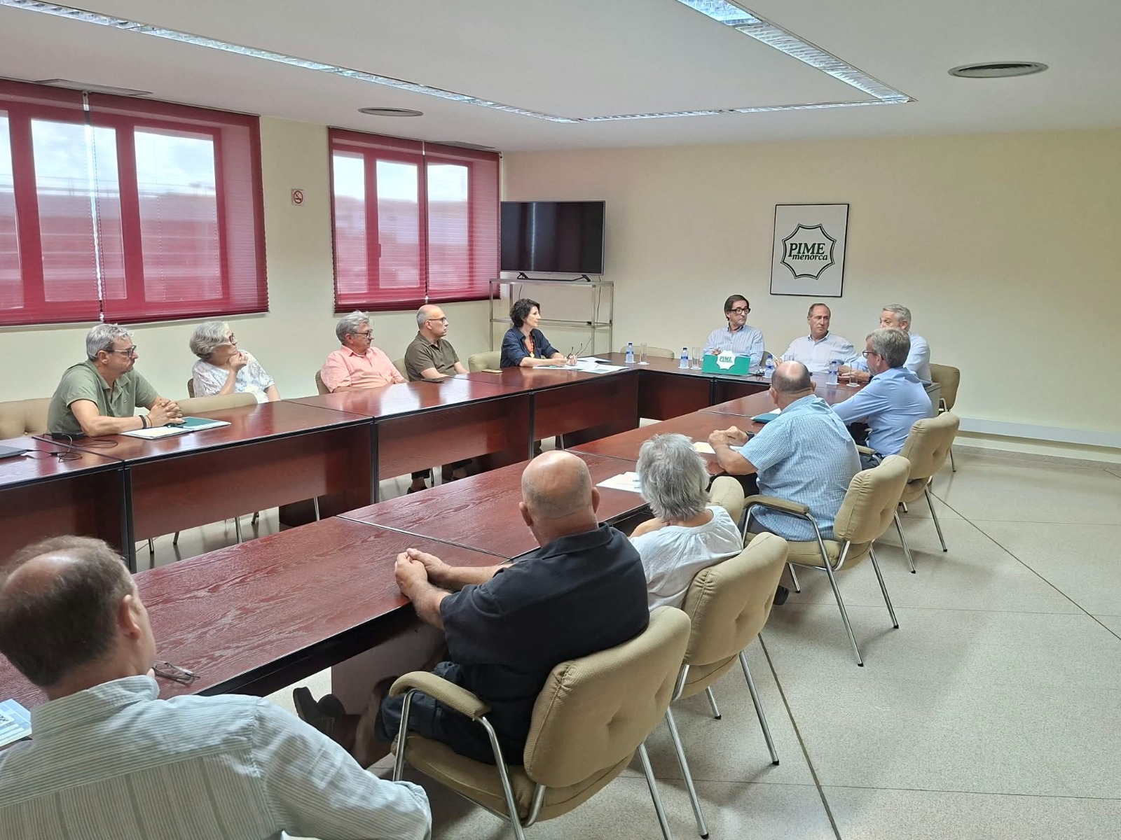 El conseller, al fons, en una imatge de la reunió.