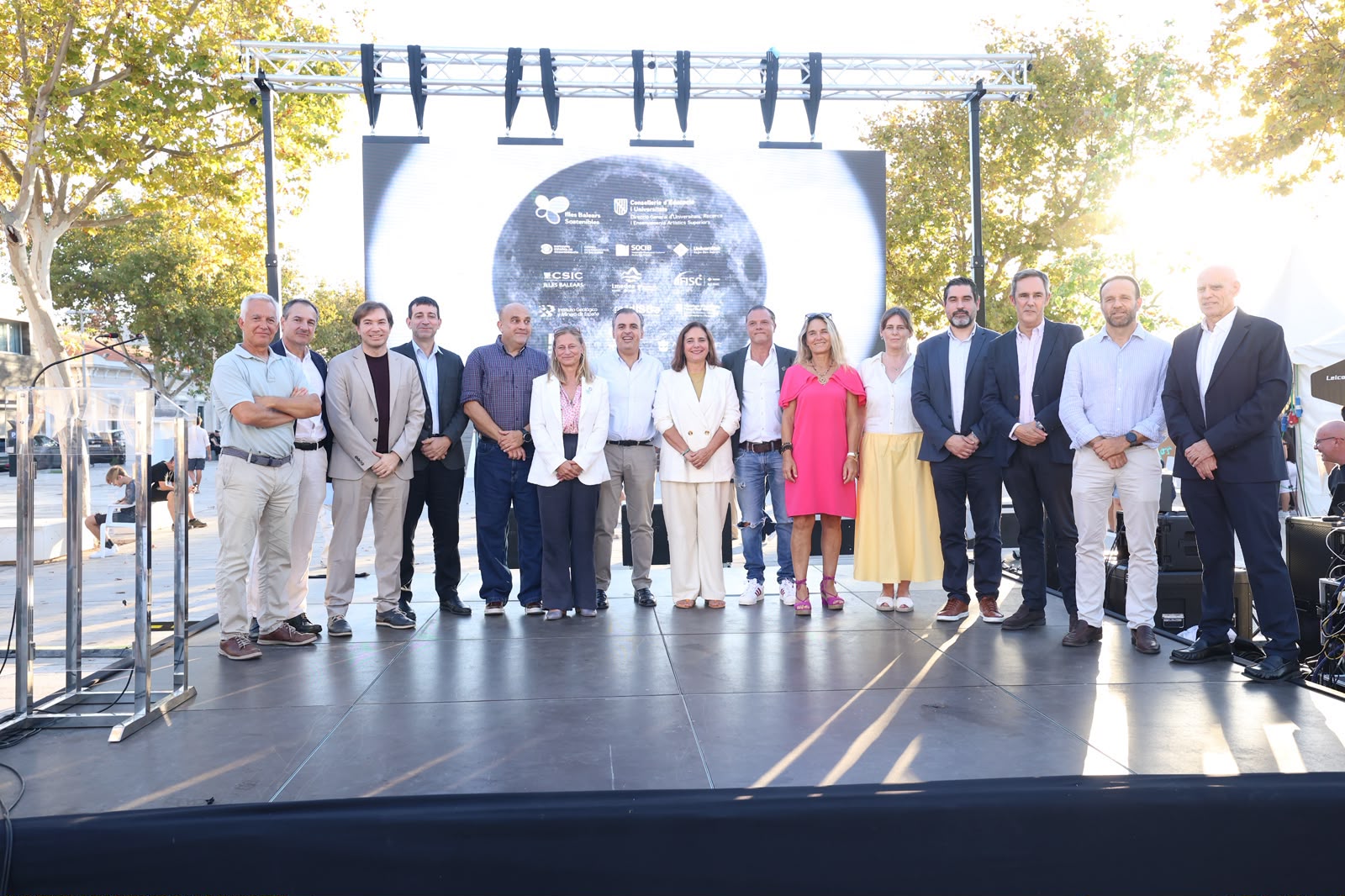 El conseller Antoni Vera i la consellera Manuela García visiten els estands de la Nit de la Recerca a la qual han participat més d’un centenar d’investigadors