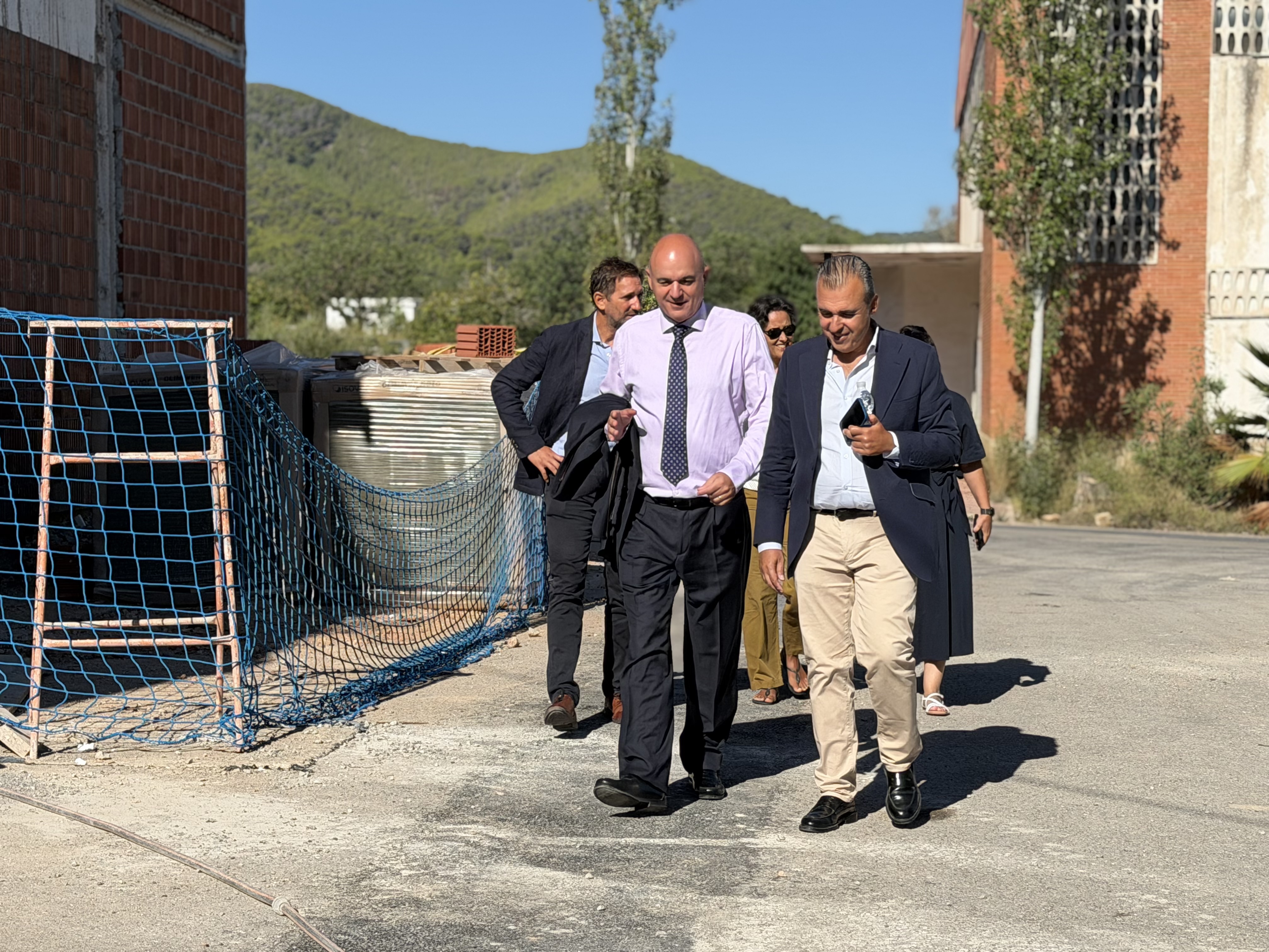 El conseller Antoni Vera visita les obres de la futura Escola Oficial d’Idiomes d’Eivissa