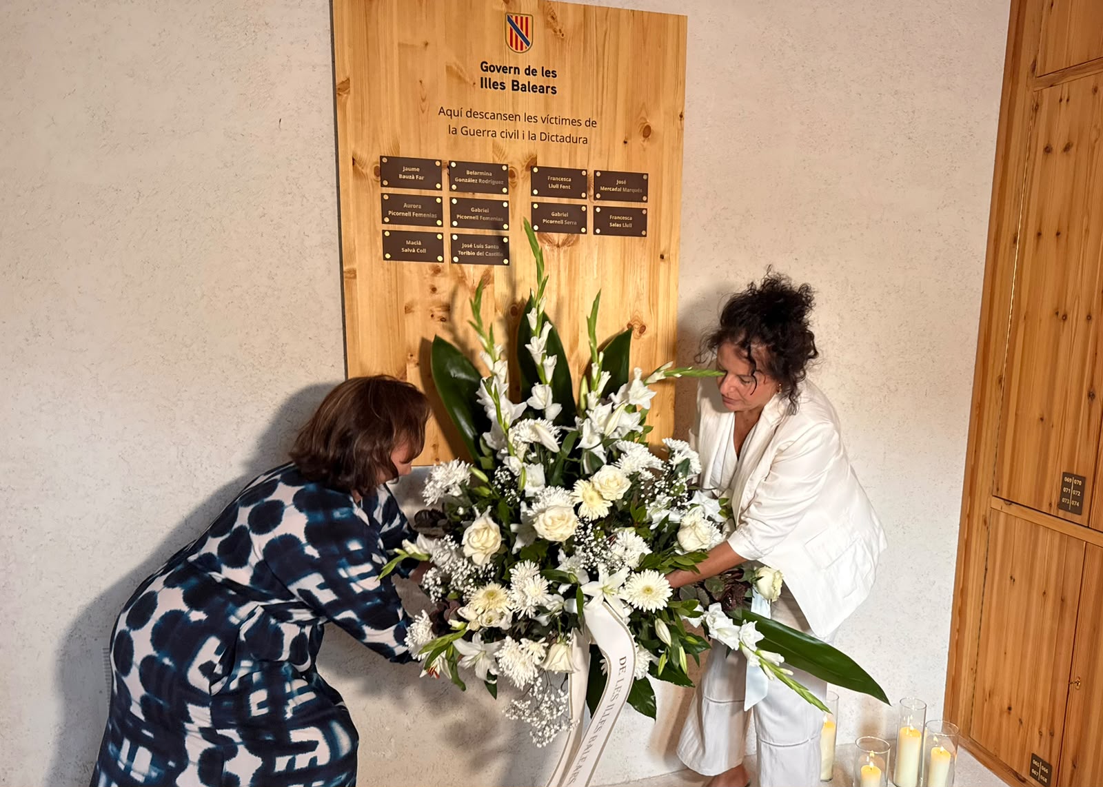 Moment de l'homenatge. L’espai acull 225 restes de persones recuperades en les actuacions d’exhumació dels plans de fosses de les Illes Balears.