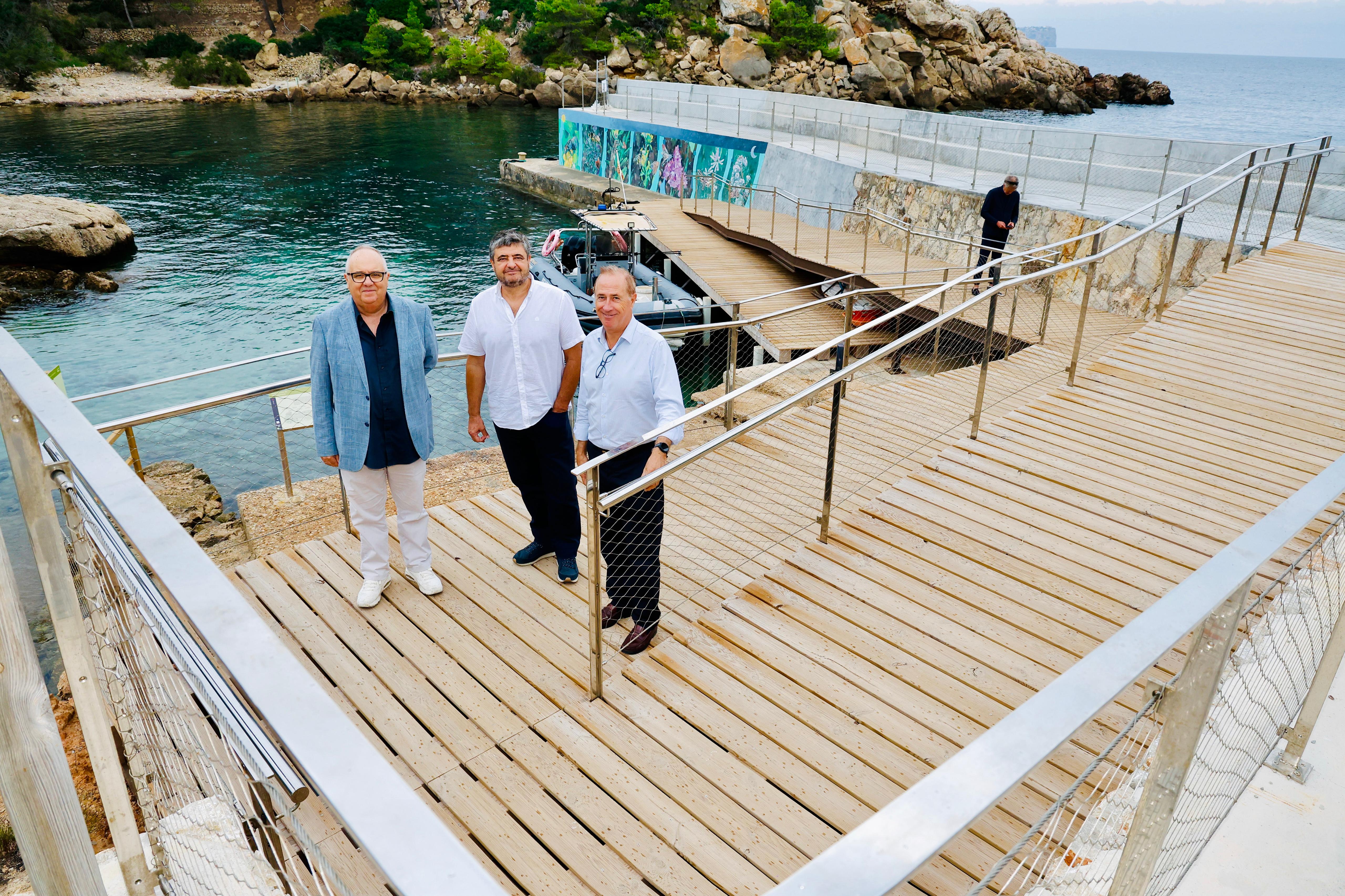 El conseller de la Mar i del Cicle de l’Aigua, Juan Manuel Lafuente; el director general de Ports i Transport Marítim, Antoni Mercant, i el gerent de Ports de les Illes Balears (PortsIB), Kico Villalonga, al nou moll de Cala Lledó.