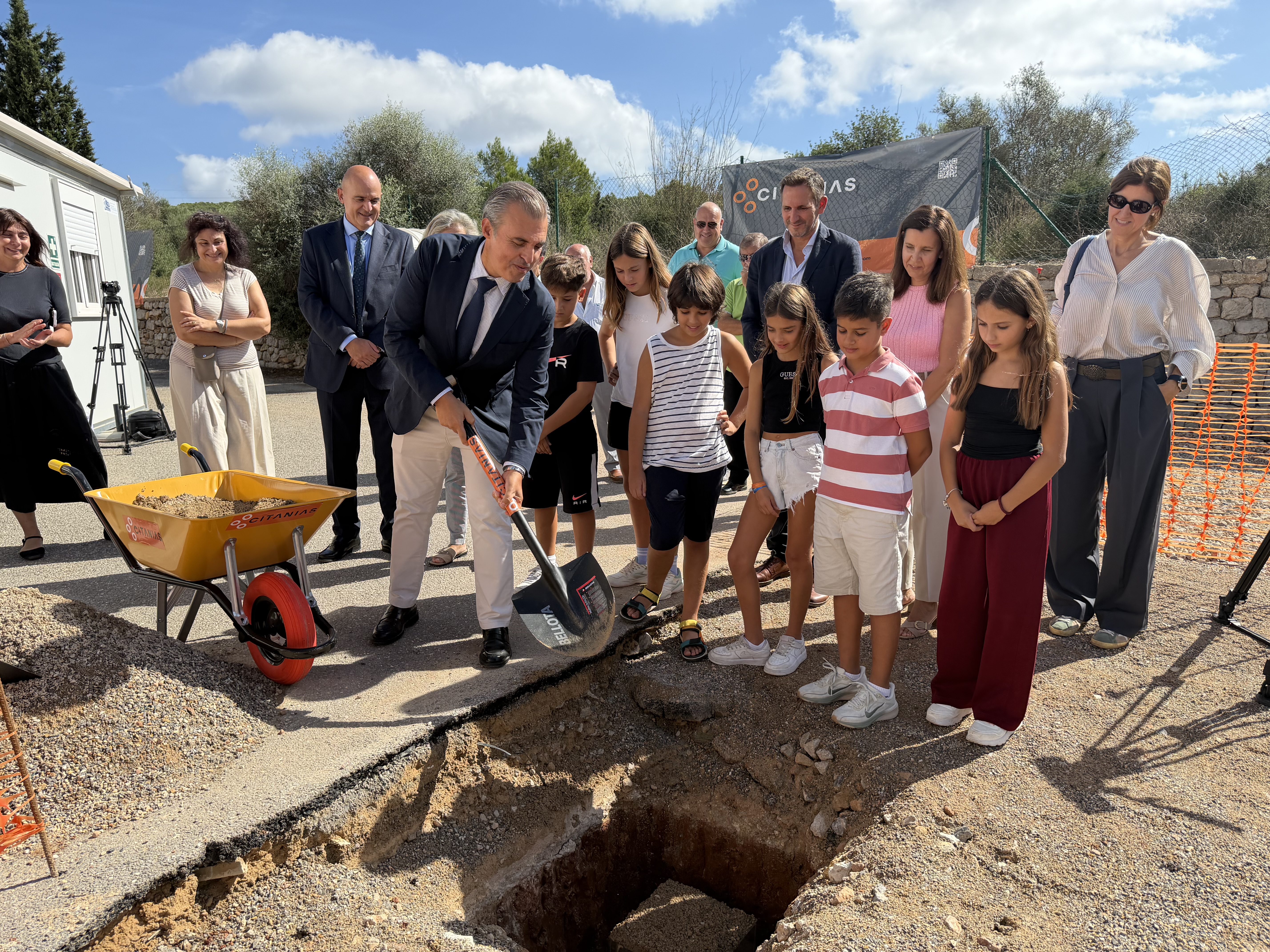El conseller Antoni Vera col·loca la primera pedra de l'ampliació i reforma del CEIP Sant Carles, una actuació de 4,3 milions d'euros