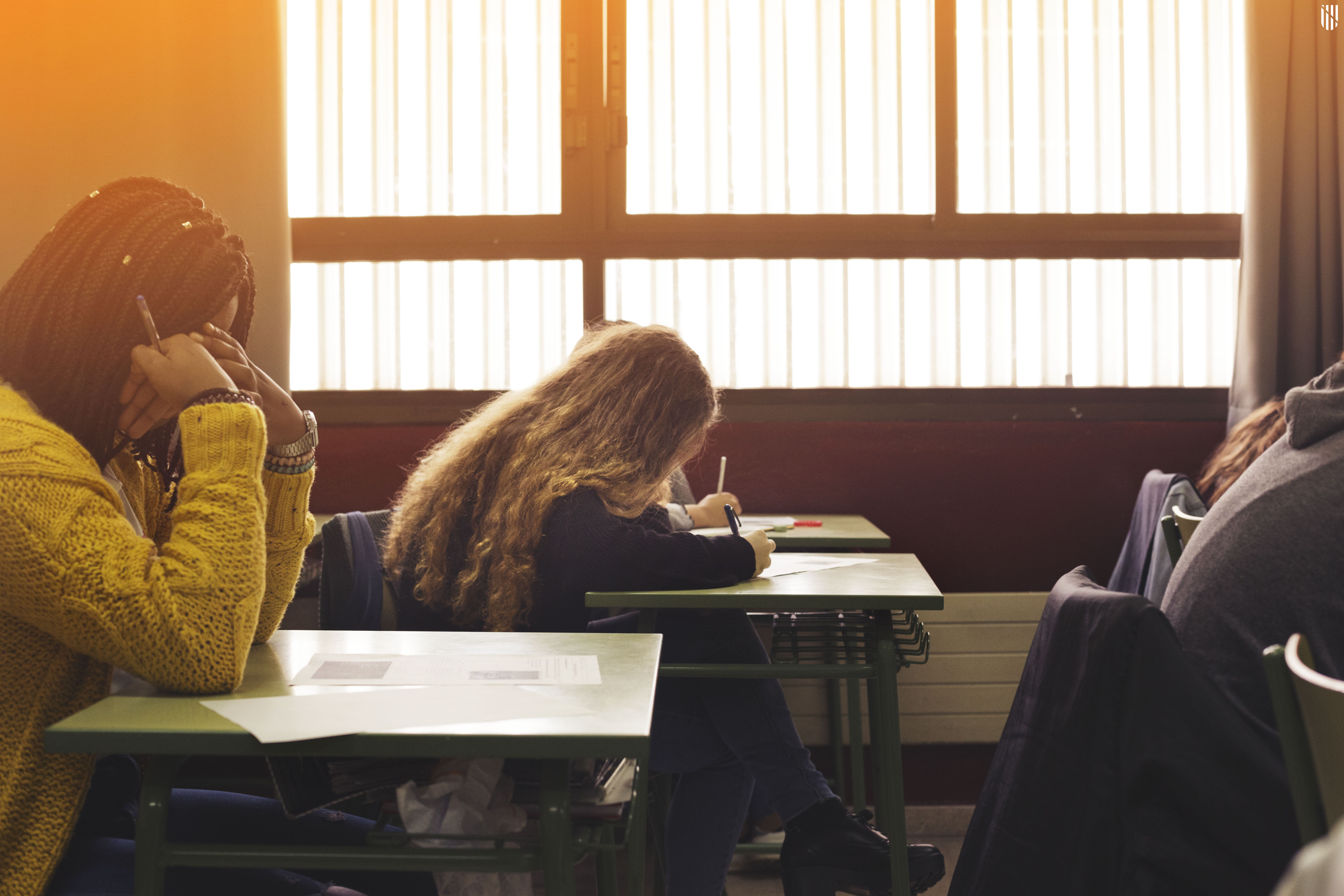 Joves en una aula d'institut. 