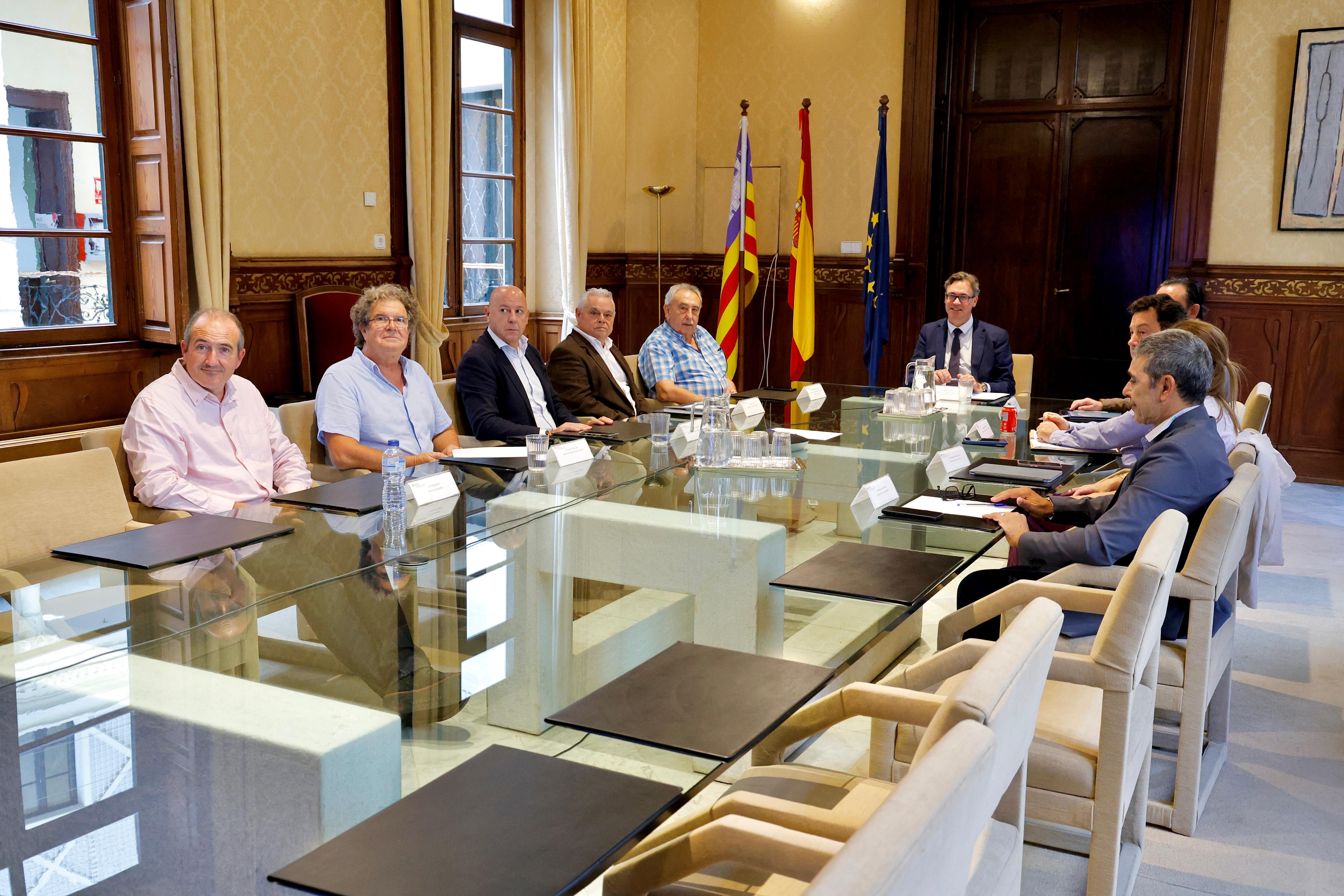 Imatge de la reunió amb el sector del comerç i la indústria.
