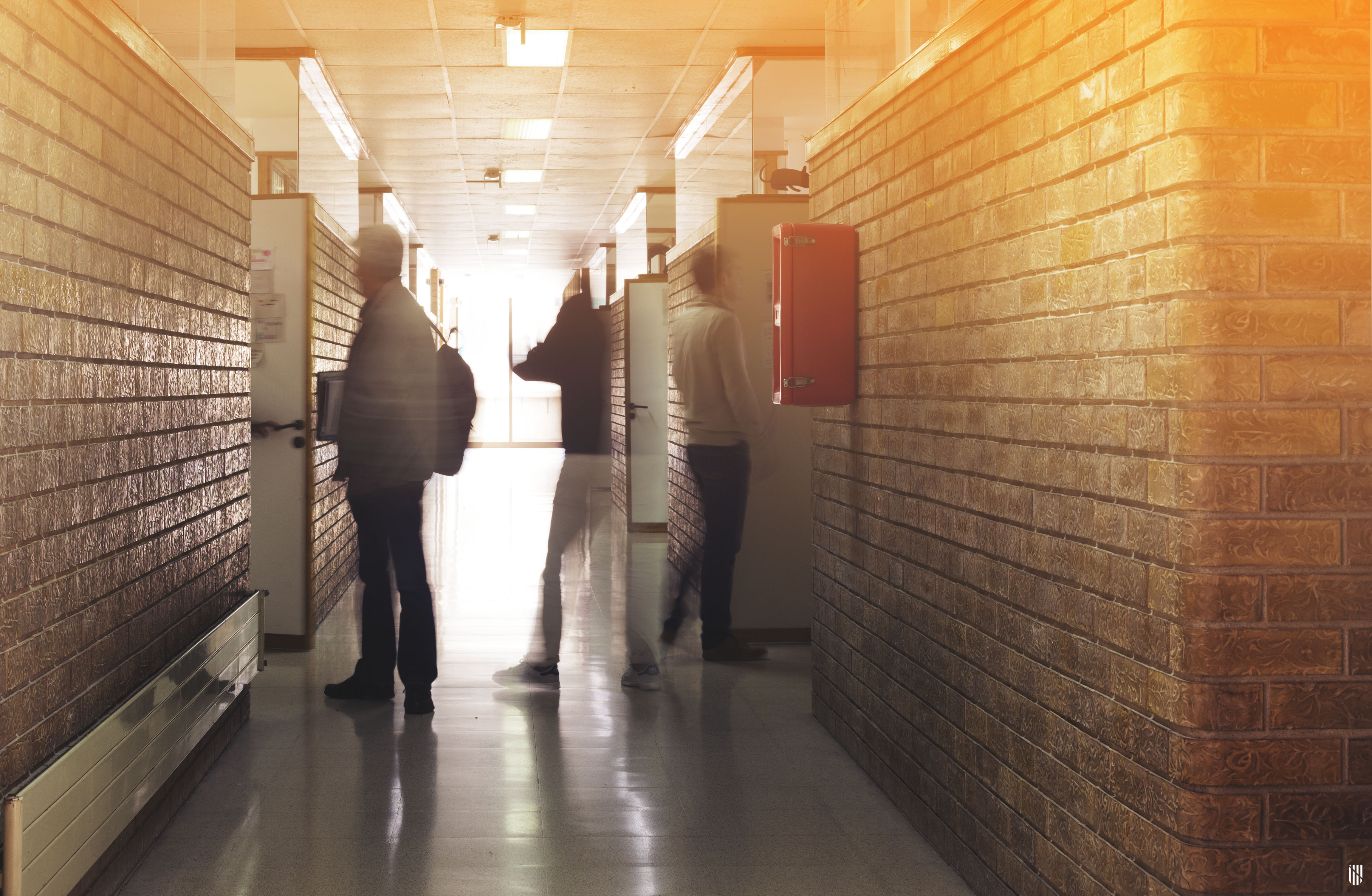 Tres joves al passadís d'un institut