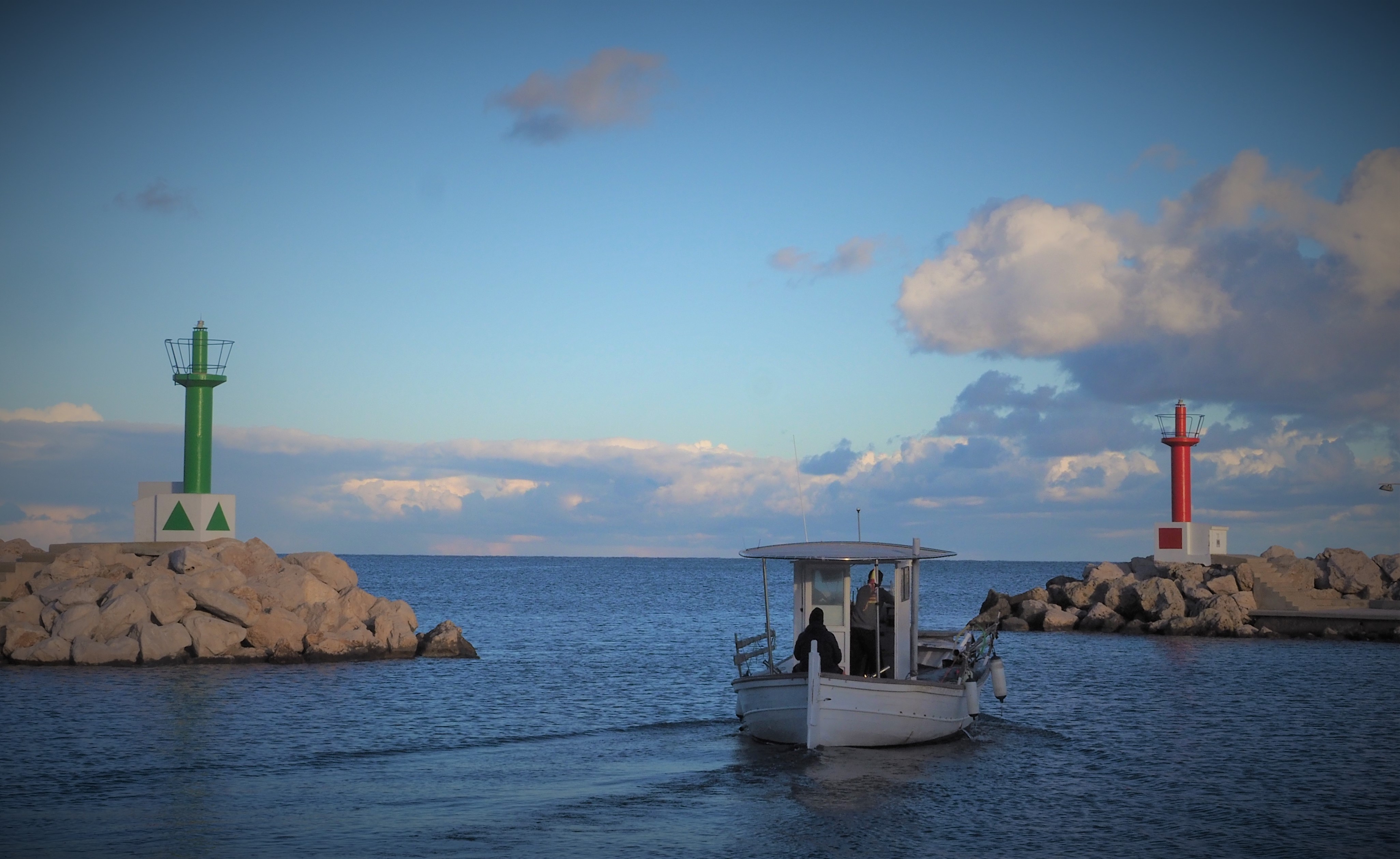 Embarcació de pesca navega a Cala Bona. 