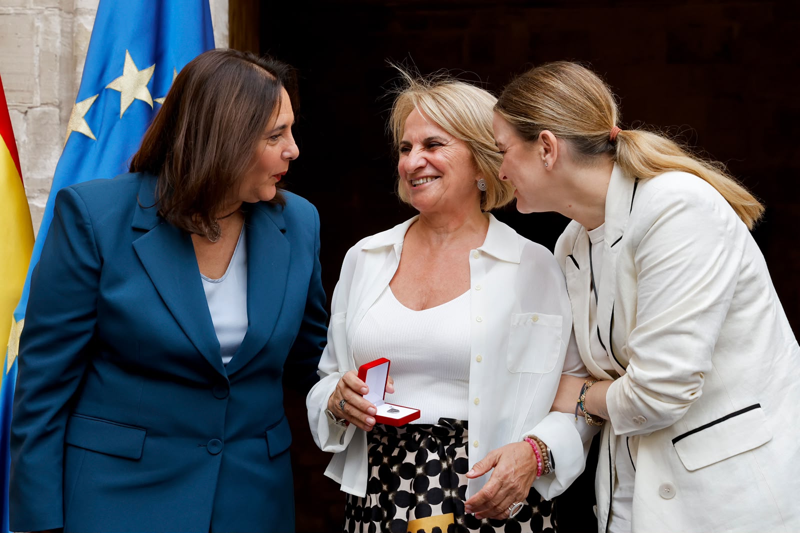 Descarregar - La presidenta Prohens i la consellera de Salut amb una treballadora de la Comunitat Autònoma de les Illes Balears que s’ha jubilat durant el període 2025-2026.