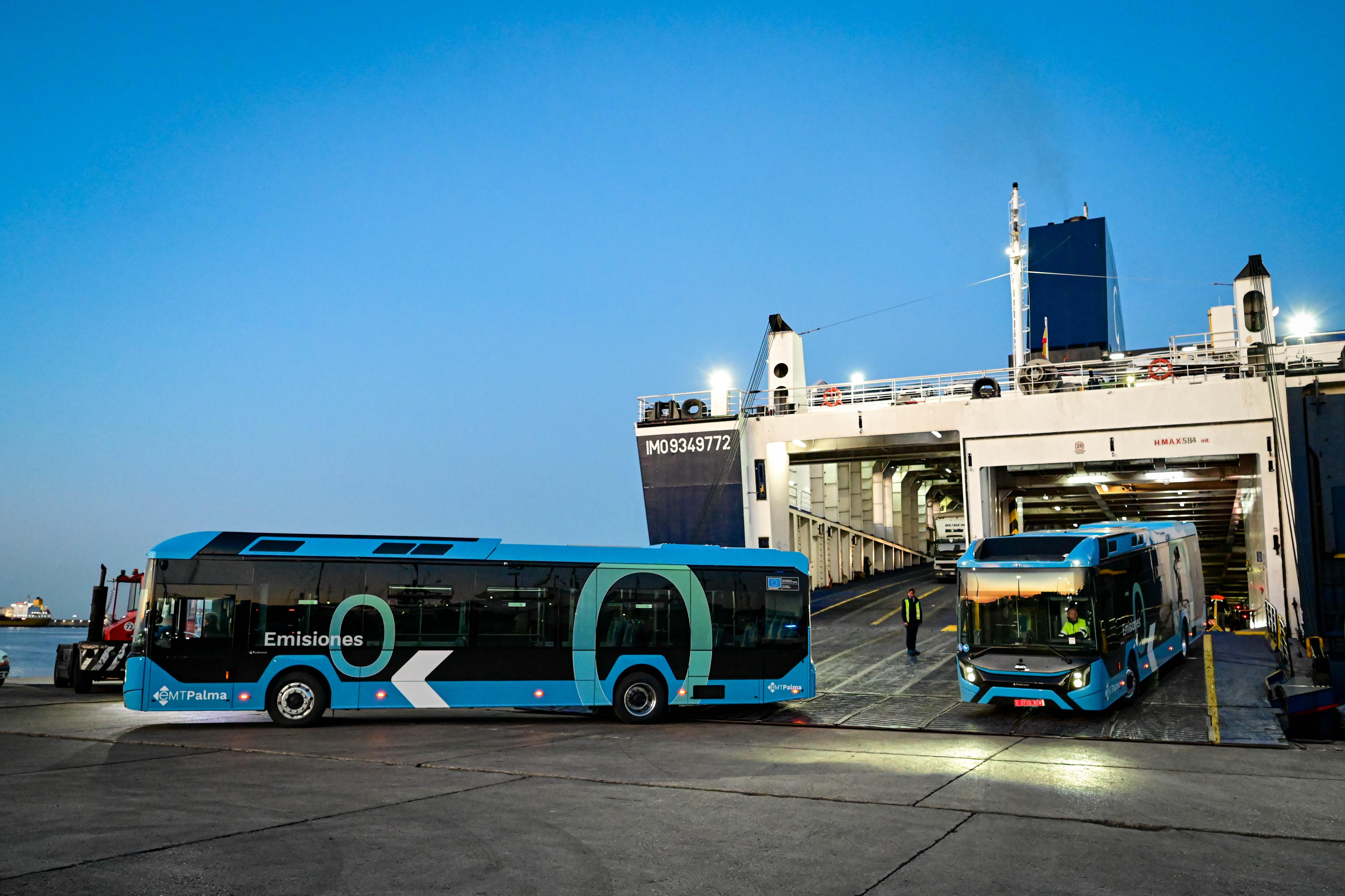 Dos autobusos de l'EMT Palma baixen d'un vaixell.