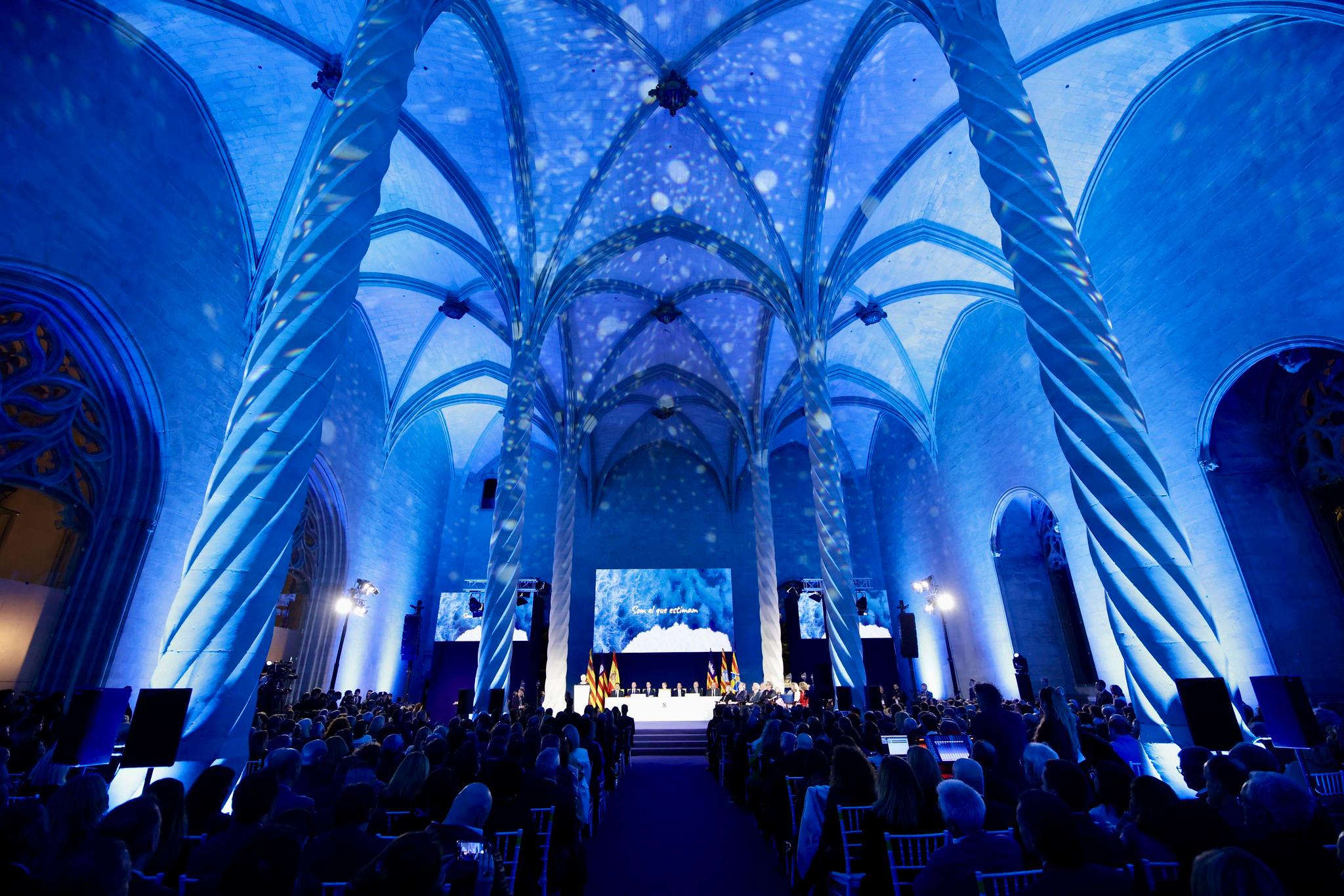 Interior de Sa Llotja, ill·luminat de blau