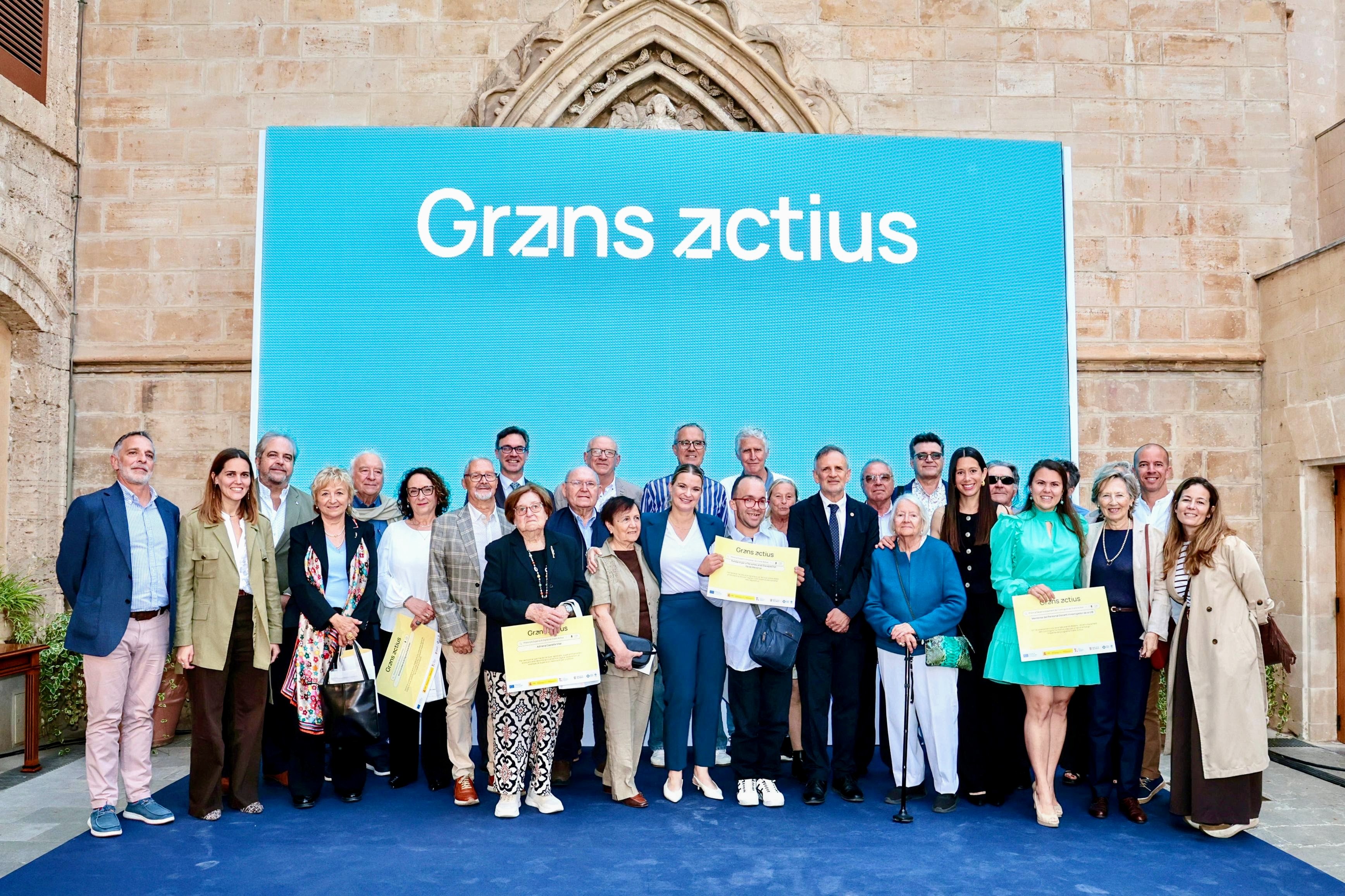 Imatge de les persones participants en el programa Grans Actius, amb la presidenta Marga Prohens
