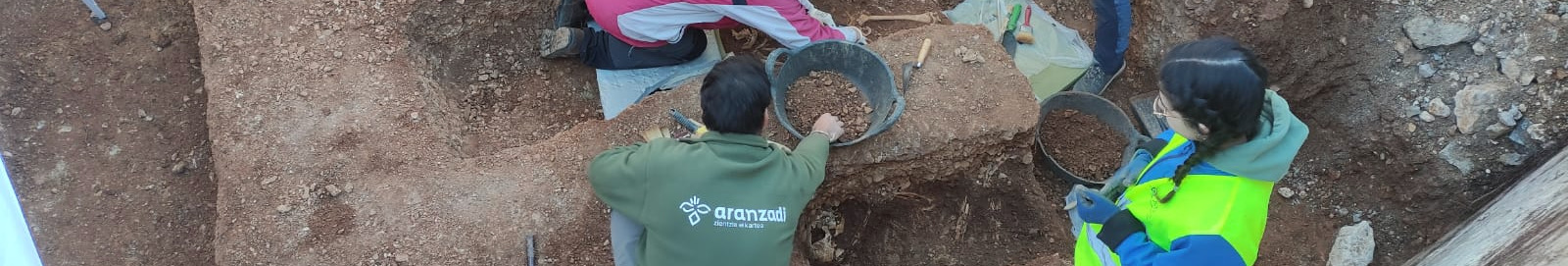 Trabajadores en una fosa