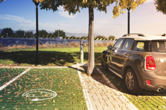 Vehículo eléctrico aparcado en un punto de recarga 