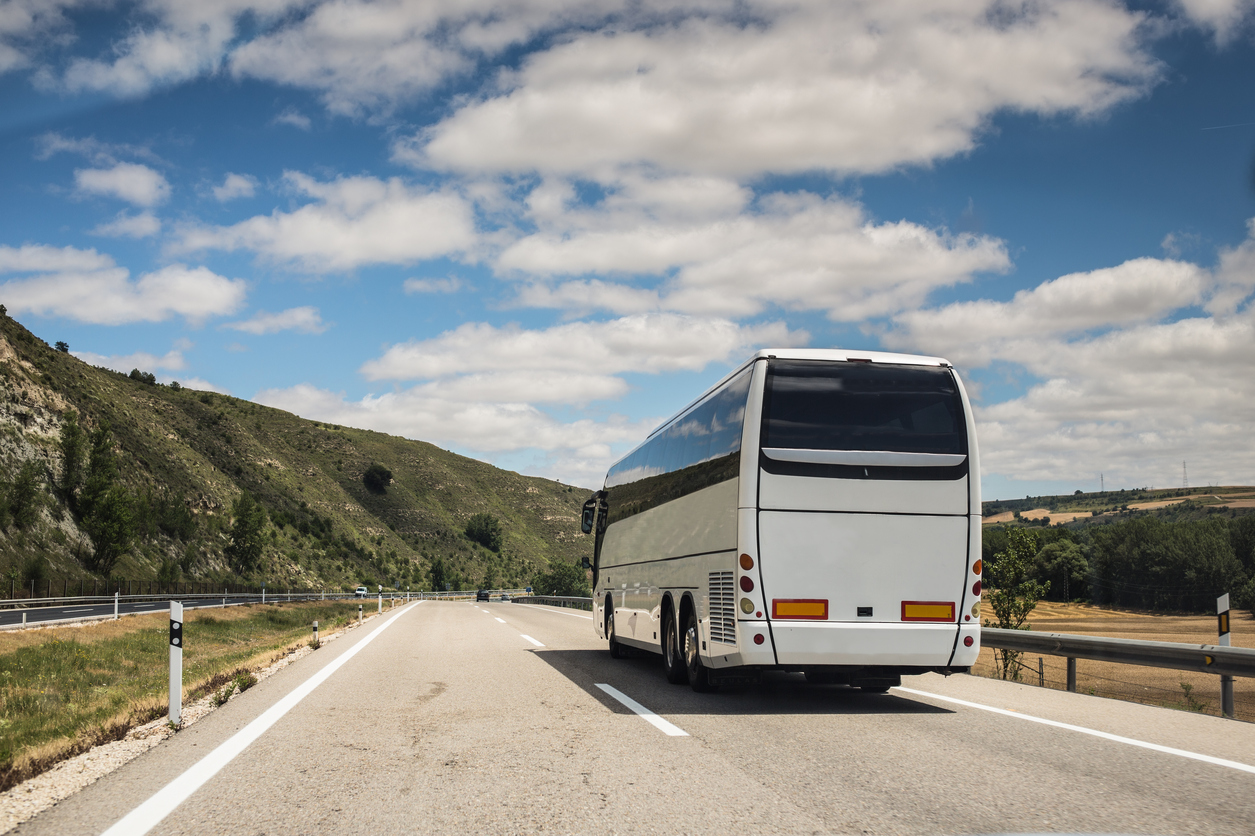 Autobús a una carretera