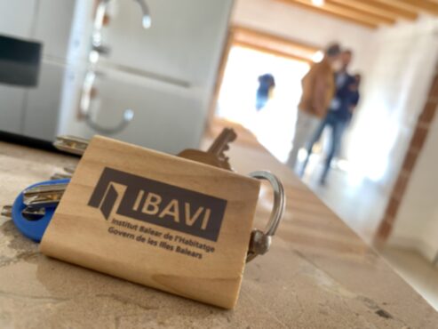 Primer pla amb un clauer amb el logotip de l'Institut