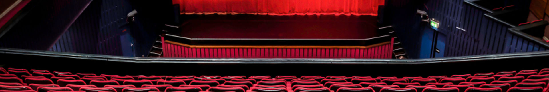 escenari i cadires d'un teatre
