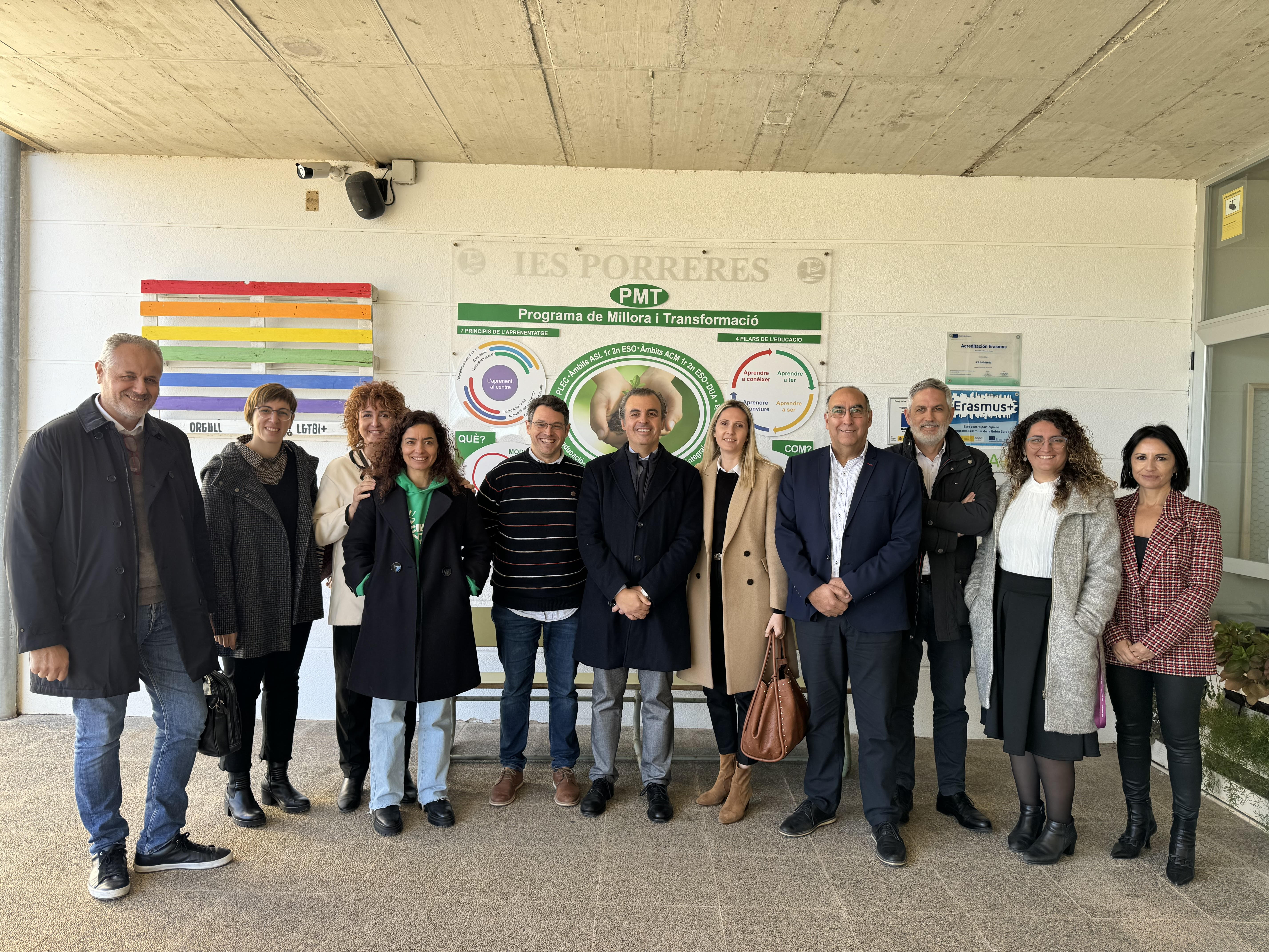 Foto de família durant la visita a l'IES Porreres