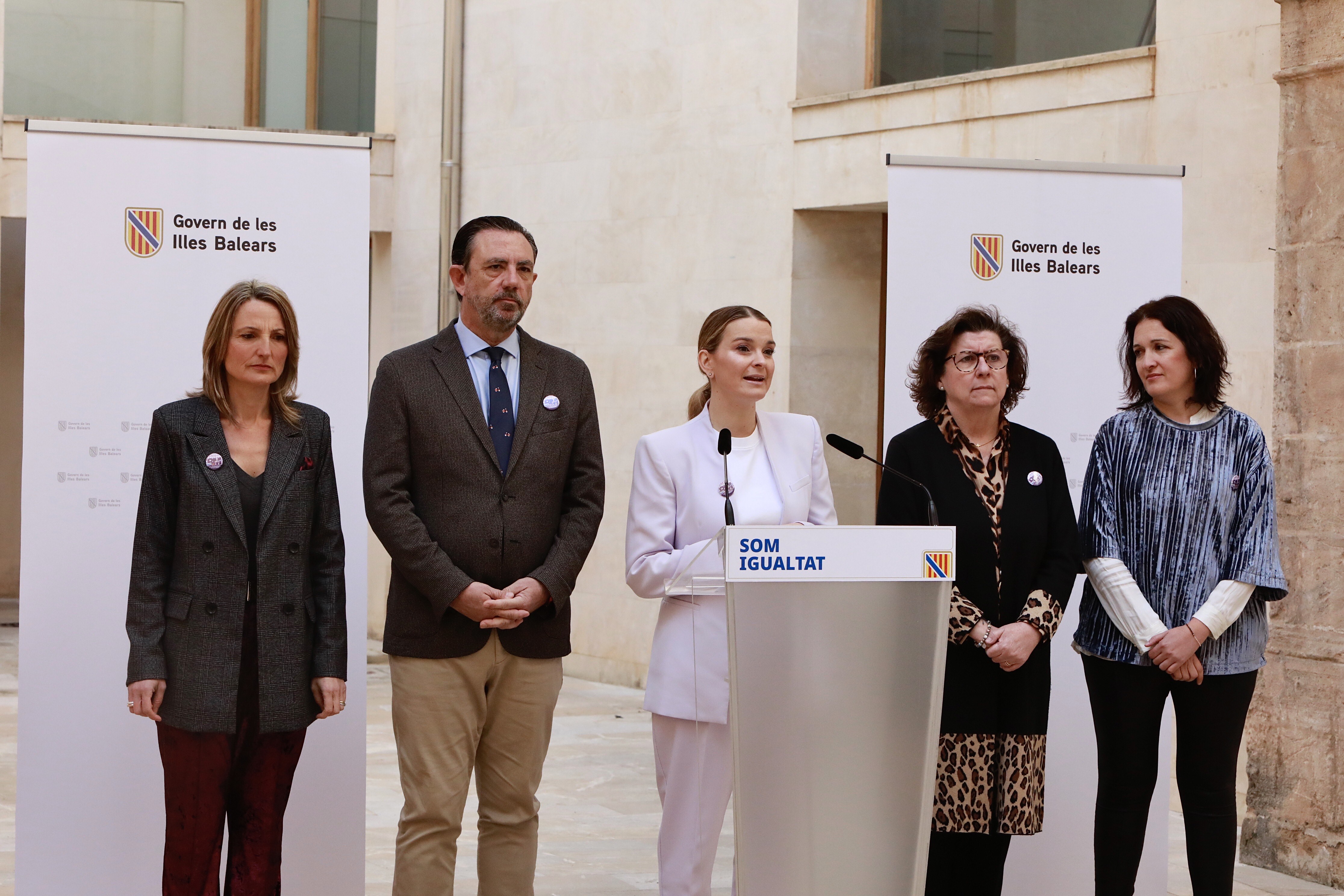 La presidenta Prohens ha estat acompanyada pel conseller d’Empresa, Ocupació i Energia, Alejandro Sáenz de San Pedro; la consellera de Famílies i Afers Socials, Catalina Cirer; la directora general de Treball i Salut Laboral, Catalina Teresa Cabrer, i la directora de l’IBDONA, Catalina Maria Salom