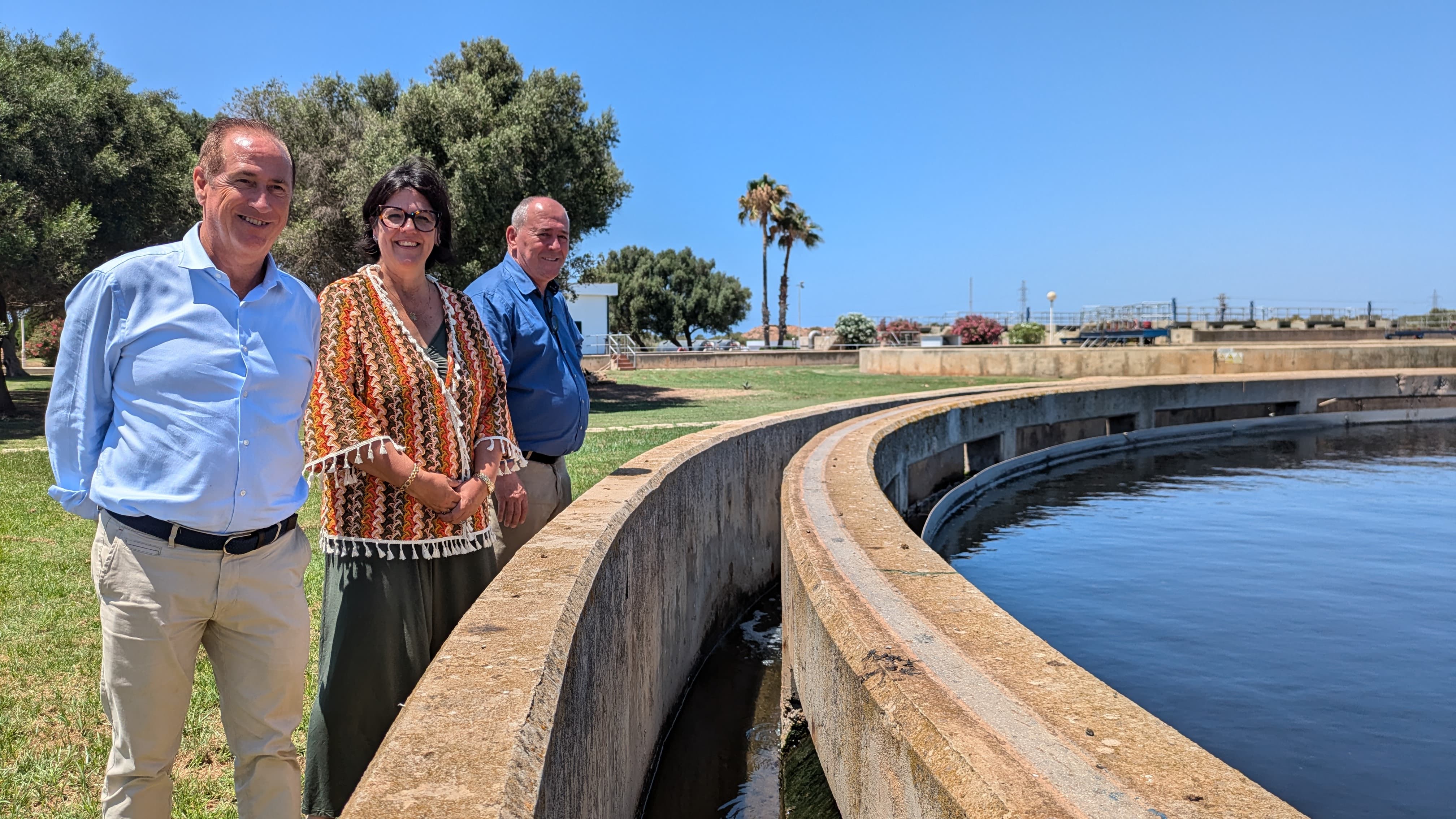 El conseller Lafuente, la batlessa de Ciutadella, Juana Mari Pons, i el gerent d'ABAQUA, Emeterio Moles