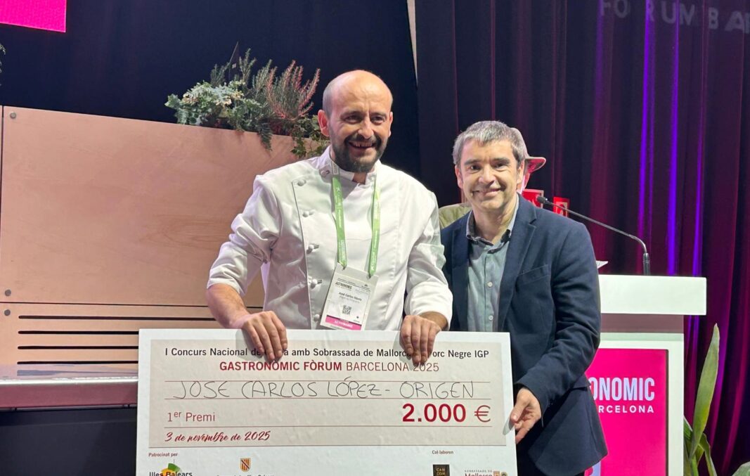 El director general, Joan Llabrés, juntament amb el guanyador del concurso, José Carlos López