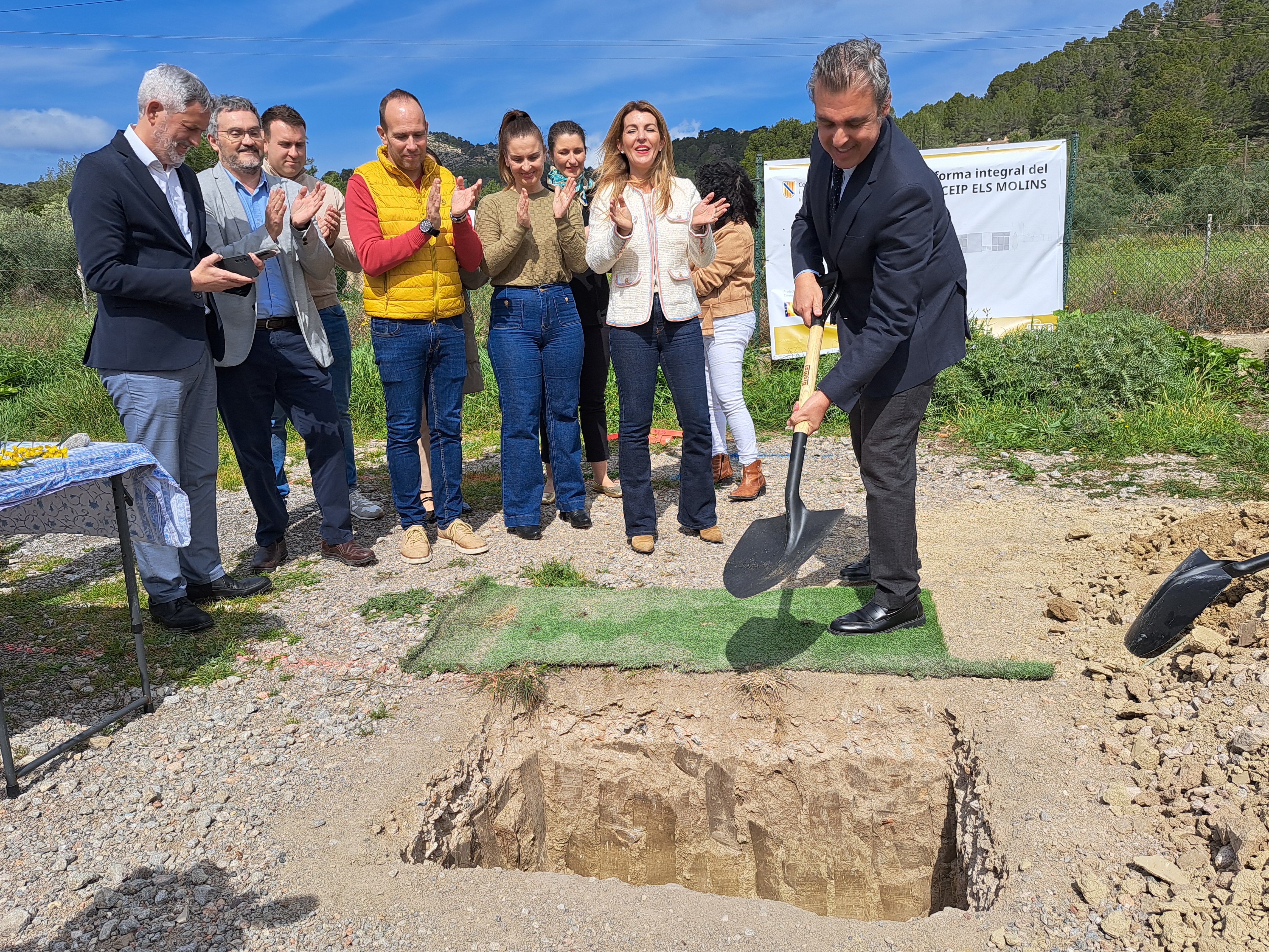 El conseller d’Educació i Universitats posa la primera pedra de l’ampliació del CEIP Els Molins, de s’Arracó 