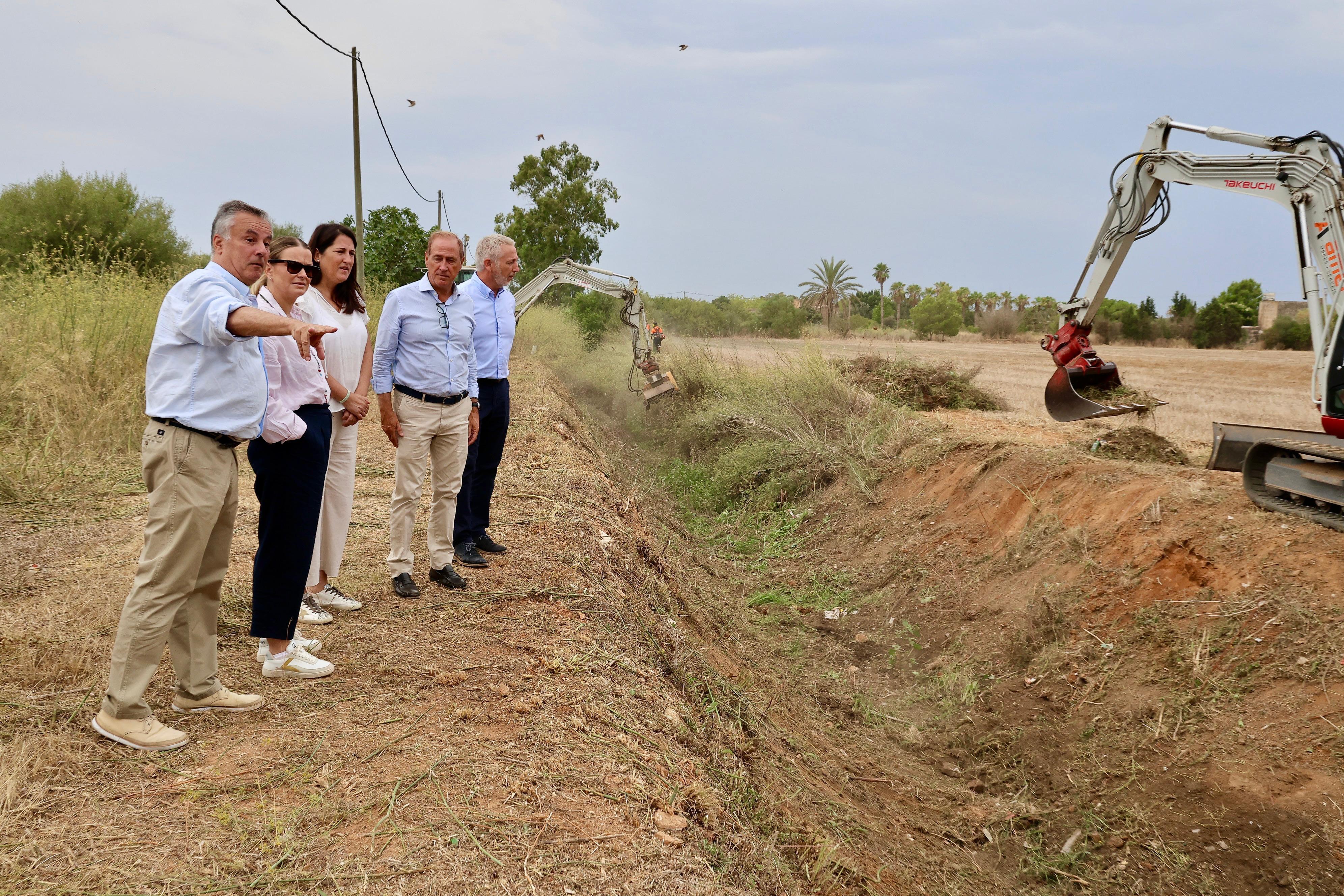 La presidenta, juntament amb el conseller de la Mar i del Cicle de l’Aigua, Juan Manuel Lafuente, i el director general de Recursos Hídrics, Joan Calafat, acompanyats per la batlessa de Campos, Francisca Porquer, han visitat el torrent de s’Avenc.