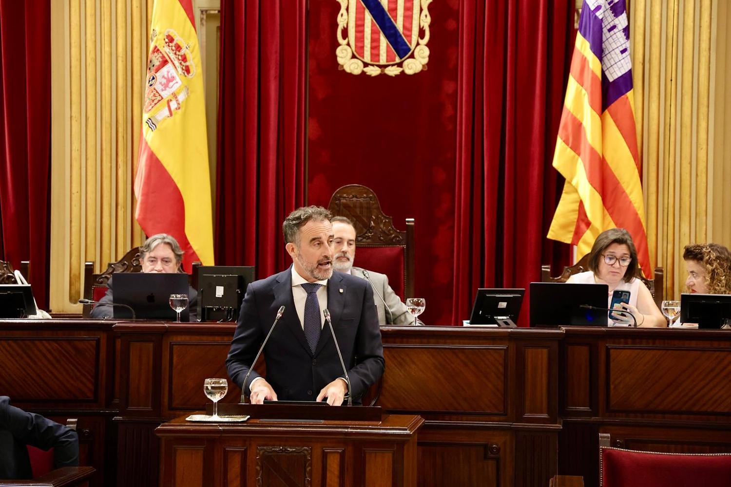 Imatge del conseller al Parlament