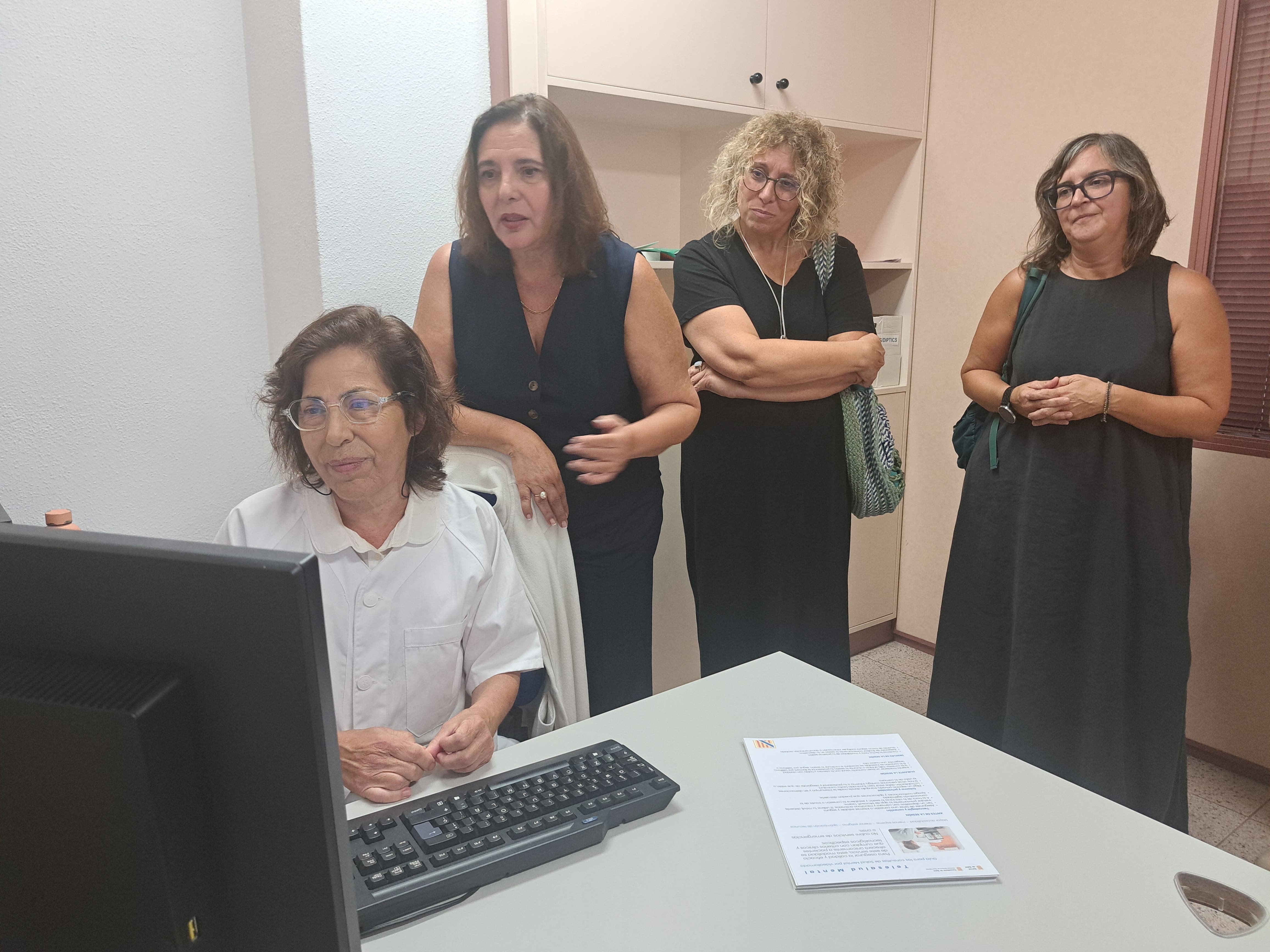 Manuela García, Carmen Bosch i personal tècnic amb una consulta de telesalut mental